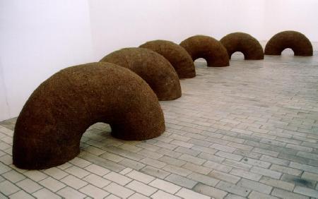 6 halbe Donuts, Aufbau Tuchfabrik Trier, 2000, Nadelwaldboden, Leim, Jute, Pappe, Styrodur, 2000, jeweils ca. 160 x 60 x 80 cm (6-teilig)
