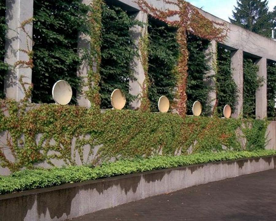 5 Satellitensch�sseln, Europ�ische Rechtskademie Trier, Blech, �l, Lack, 2001, jeweils 63 x 55 x 6 cm