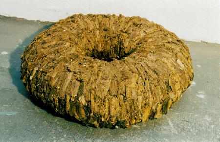Donut, Totholz, Leim, Acryl, Wellpappe, 1999, ca. 100 x 100 x 40 cm