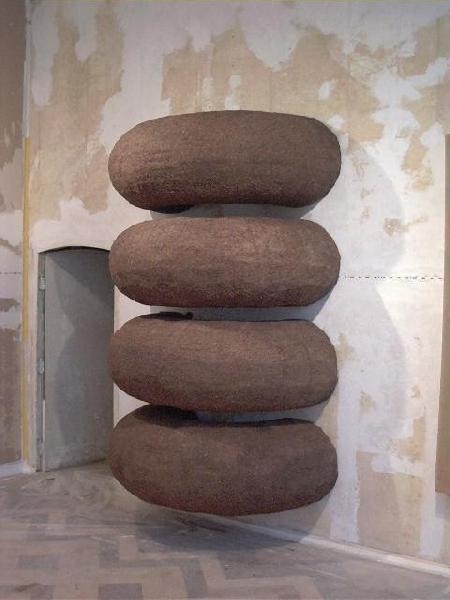 4 halbe Donuts, Aufbau Museum Simeonstift, Trier, 2002, Nadelwaldboden, Leim, Jute, Pappe, Styrodur, 2000, jeweils ca. 160 x 60 x 80 cm (4-teilig)