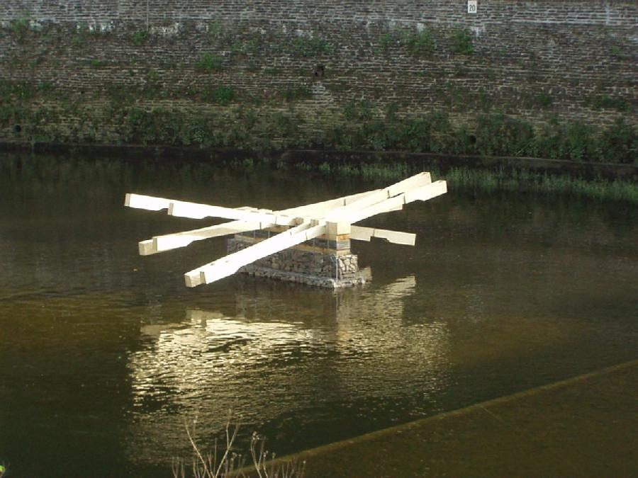 Grenzwippe (Gemeinschaftsarbeit mit Werner Mller), 2007, Montageholz, Stein, Beton, Schlauch, Metall, Stahlseil, 4 x 7 x 2 m (Becken bei Stolzembourg (LUX))