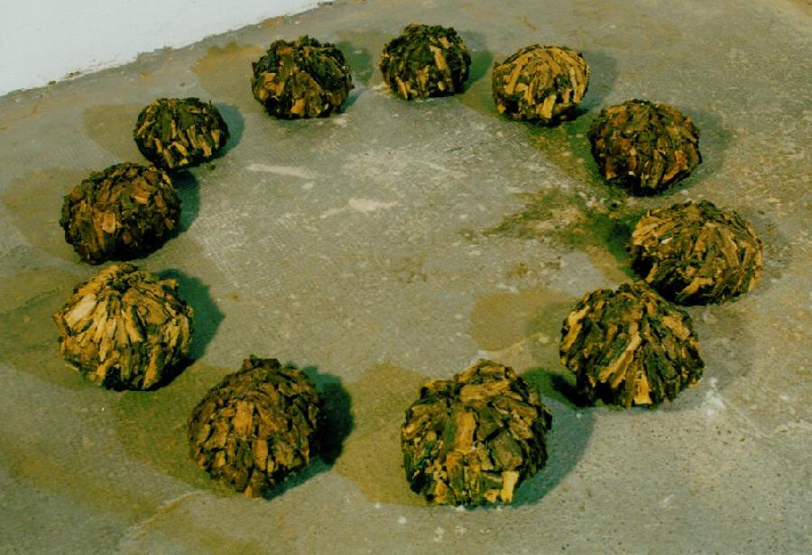 Kranz, 11-teilig, Totholz, Leim, Acryl, Wellpappe, 1999, Durchmesser ca. 200 cm (11-teilig)