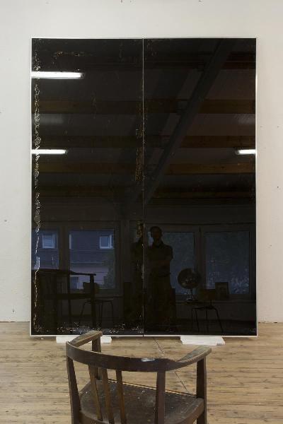 Schwarzspiegel, Floatglas, Asphaltlack, Metall, Fichte, Reflex, 2011, 180 x 240 x 5 cm